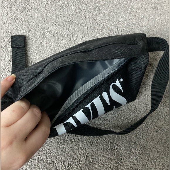 NWOT Levi’s Fanny pack - Picture 6 of 6